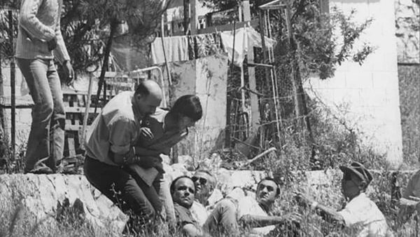 Mordechai Hod and Defense Minister Moshe Dayan helping to rescue a girl that was held hostage, on May 15, 1974 (Photo: Israel Defense Forces / Creative Commons)