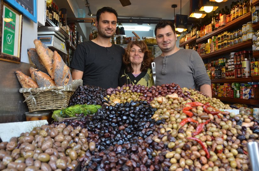 Yomi and Etan Yom Tov run the Yom Tov Delicatessen with their mother Ruth./Erez Kaganovitz