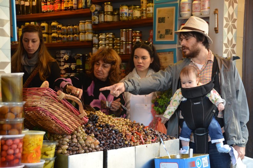 A young family shops at the Yom Tov Delicatessen at the Levinsky Market./Erez Kaganovitz